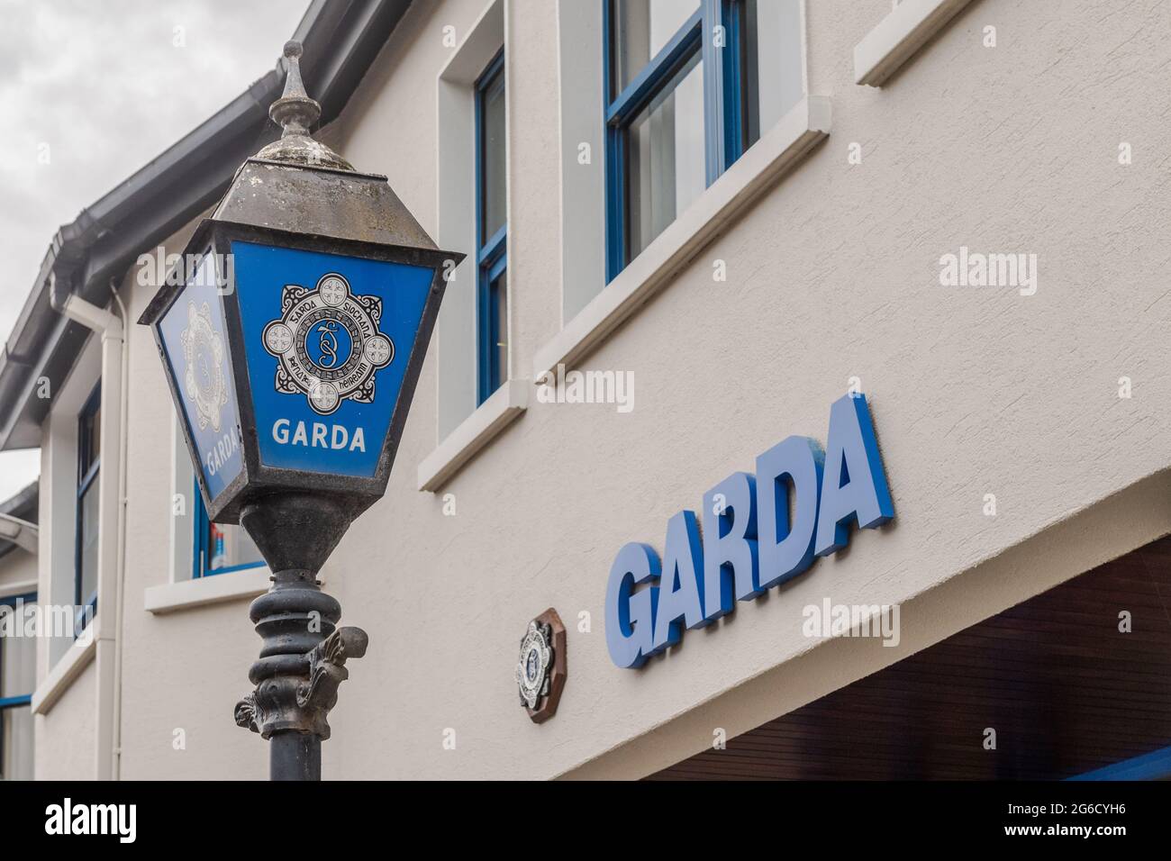 Esterno della stazione di Garda con logo Garda e lampada, Bandon, West Cork, Irlanda. Foto Stock