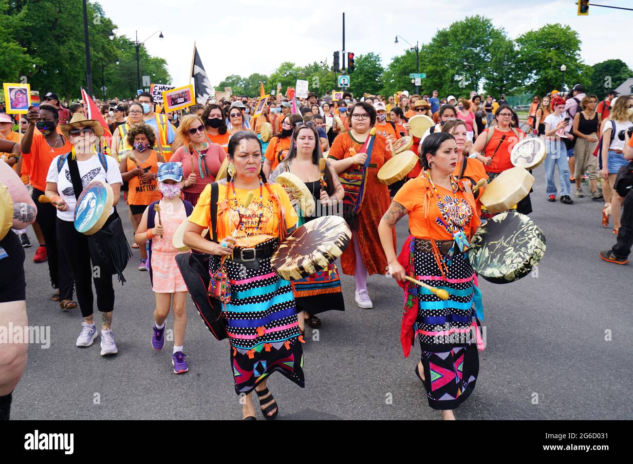 Montreal,Quebec,Canada,1 luglio 2021.Donne che battono tamburi cerimoniali per protestare contro il trattamento della cultura indigena.Mario Beauregard/Alamy News Foto Stock