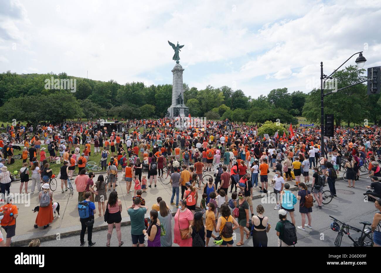 Montreal, Quebec, Canada, 1 luglio 2021.enorme folla si è riunita per rendere omaggio alla cultura indigena.Mario Beauregard/Alamy News Foto Stock