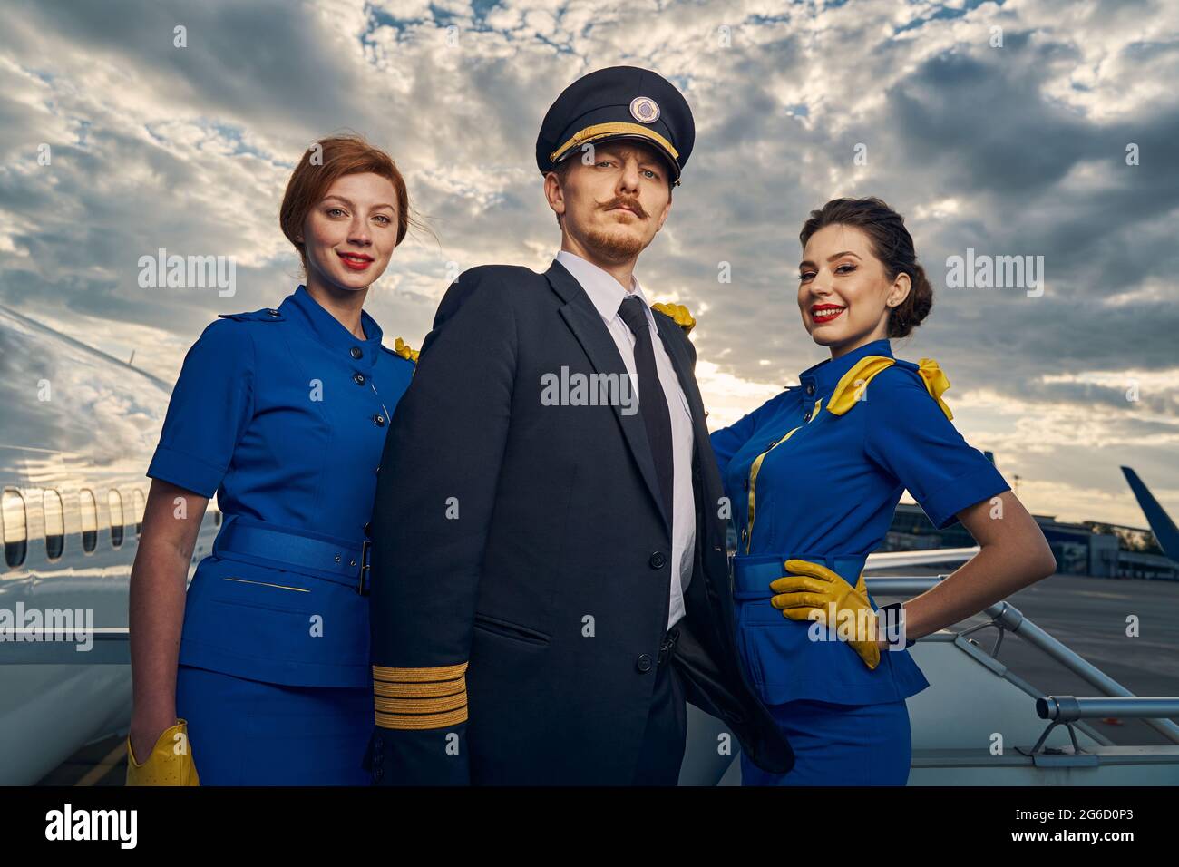 Giovane equipaggio in posa per la telecamera all'esterno Foto Stock