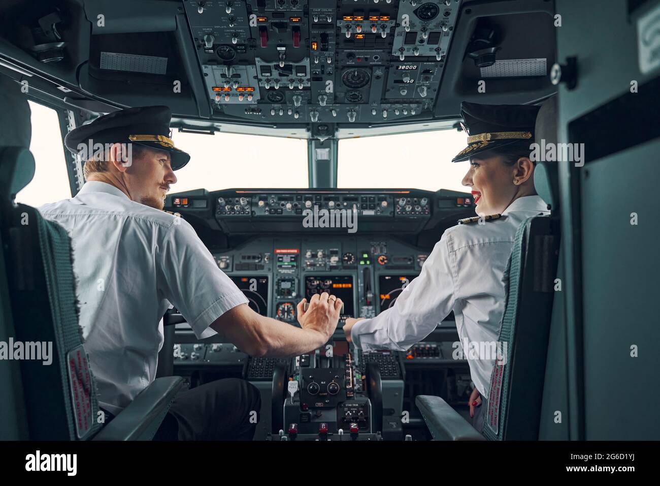 Due aviatori professionisti seduti nell'abitacolo durante il decollo Foto Stock