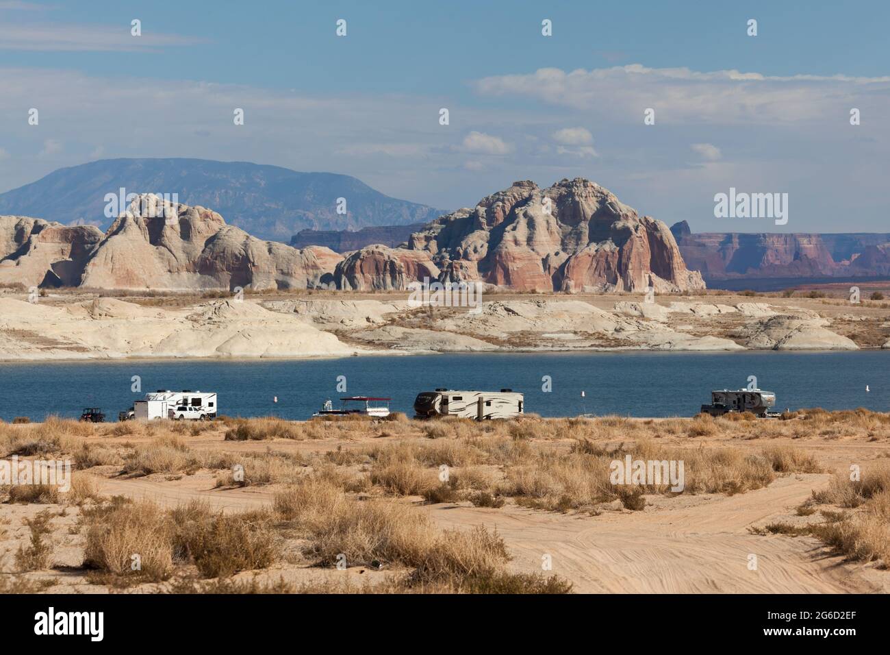 Lago Powell, Utah, USA - 31 ottobre 2014: Camper a secco allestiti lungo la riva del lago Powell nel Grand Staircase Escalante National Monument dello Utah. Foto Stock