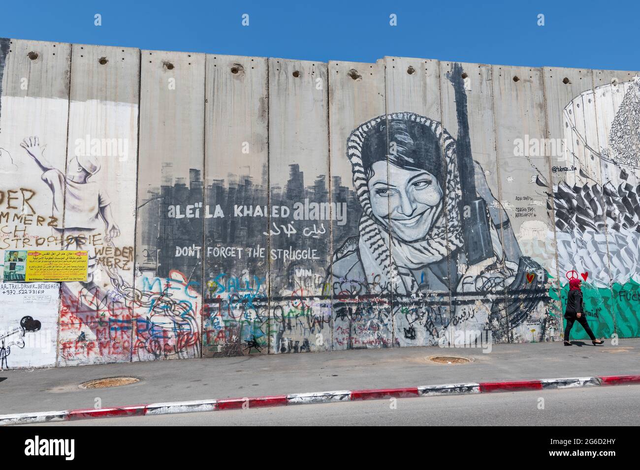 Graffiti di Leila Khaled un rifugiato palestinese al muro di confine tra Palestina e Israele a Betlemme, Palestina. Cisgiordania Foto Stock