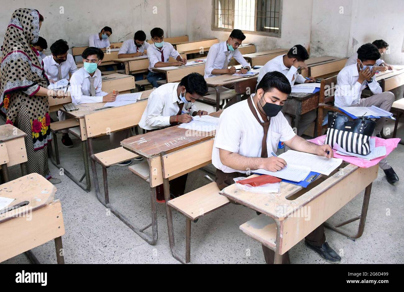 Gli studenti matrici risolvono la carta in un centro di esami durante l'esame annuale di Matriculation 2021, a Karachi, lunedì 05 luglio 2021. Foto Stock