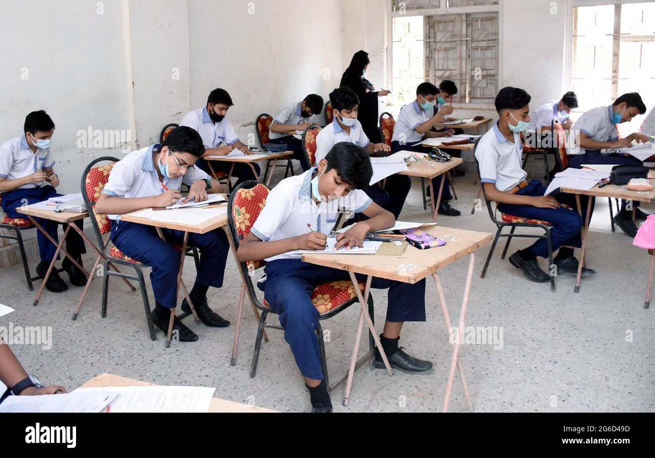 Gli studenti matrici risolvono la carta in un centro di esami durante l'esame annuale di Matriculation 2021, a Karachi, lunedì 05 luglio 2021. Foto Stock
