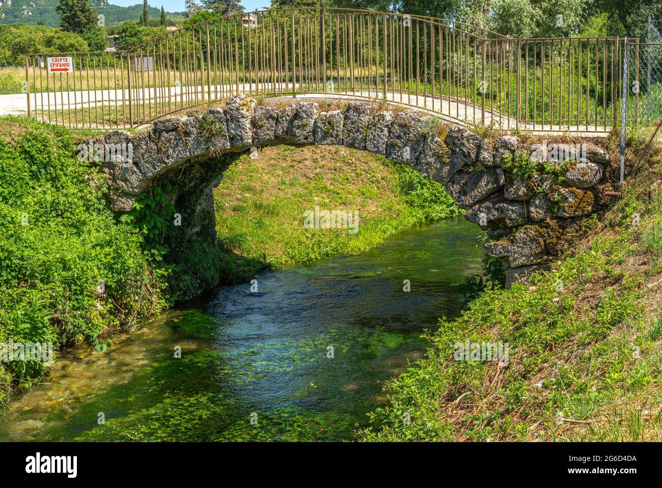 Il ponte di Zingara attraversa il Volturno e collega i due siti archeologici di San Vincenzo al Volturno. Rocchetta al Volturno, provincia di Isernia Foto Stock