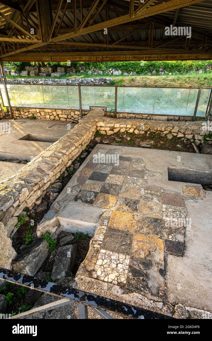 Resti di antichi pavimenti a mosaico nell'antica città di Altilia Saepinum. Parco Archeologico di Sepino, provincia di Isernia, Molise, Italia, Europa Foto Stock