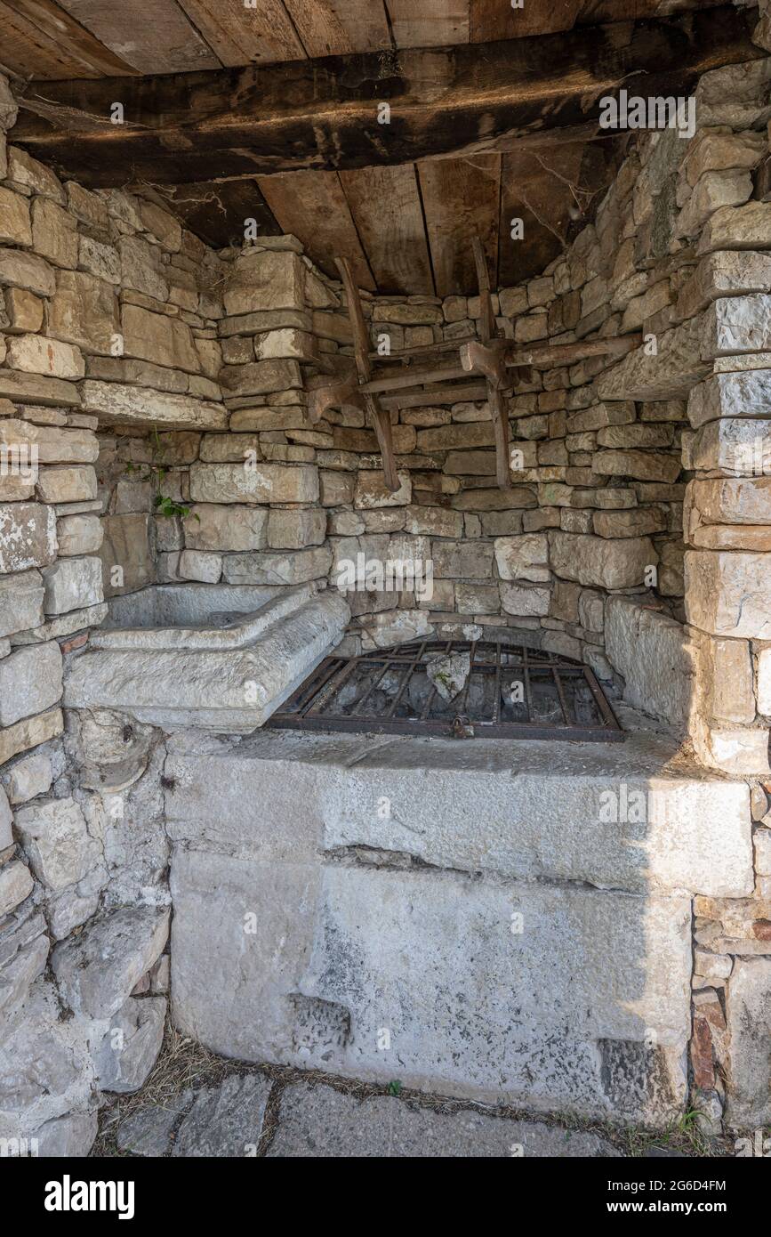 Rovine di un pozzo medievale con un verricello per sollevare l'acqua. Parco Archeologico di Sepino, provincia di Isernia, Molise, Italia, Europa Foto Stock