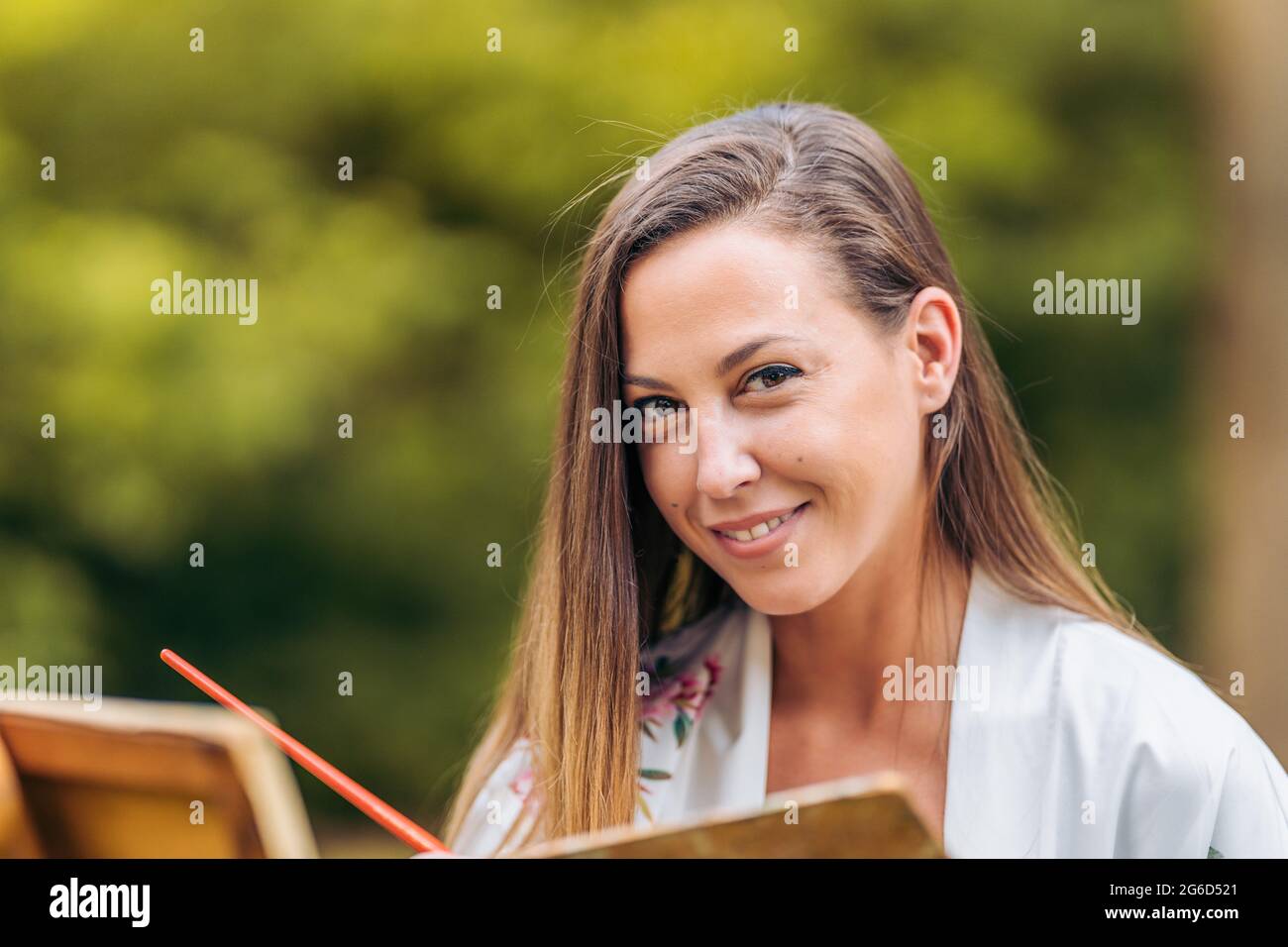 L'artista si affaccia sulla fotocamera mentre si allava all'aperto Foto Stock