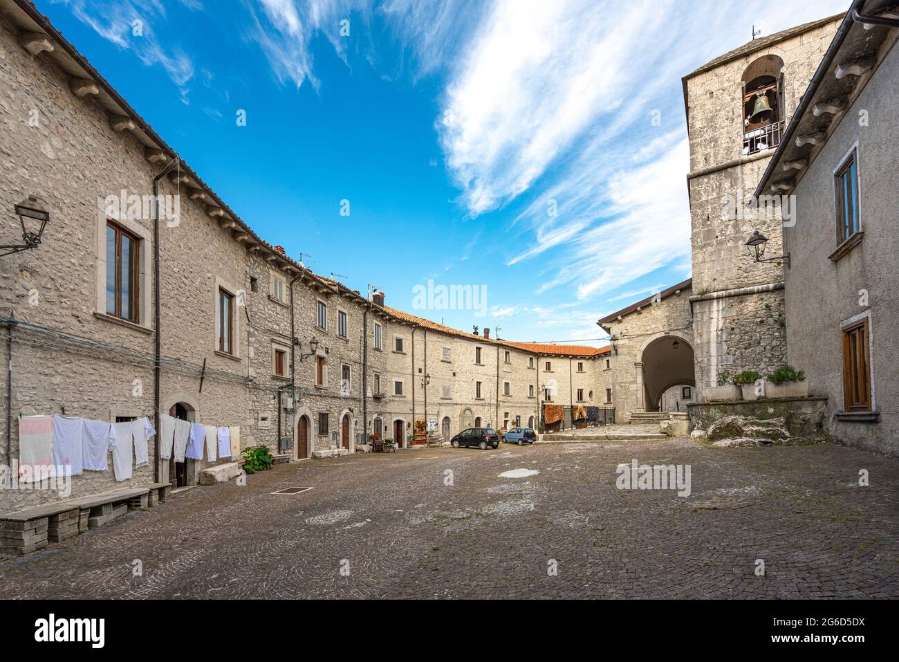 Borgo fortificato della città di Vastogirardi. Le case fungono anche da mura difensive; il campanile è della chiesa di San Nicola. Molise Foto Stock