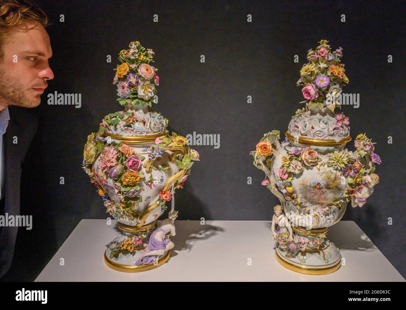 Bonhams, Londra, Regno Unito. 5 luglio 2021. La settimana dei Classici a Bonhams comprende i 500 anni di vendita europea della ceramica il 6 luglio. Immagine: Un paio di grandi vasi e coperture in vaso-pourri in fiore Meissen, fine del XIX secolo, stima: £6,000-8,000. Credit: Malcolm Park/Alamy Live News Foto Stock