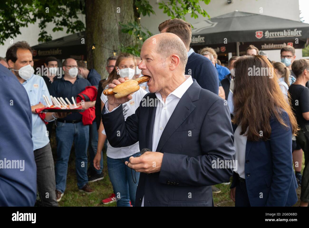 Hannover, Germania. 05 luglio 2021. OLAF Scholz (SPD), candidato del DOCUP al Cancelliere e Ministro federale delle finanze, mangia un bratwurst al Festival di Hannover Volontariato di Turn Klubb. Credit: Julian Stratenschulte/dpa/Alamy Live News Foto Stock