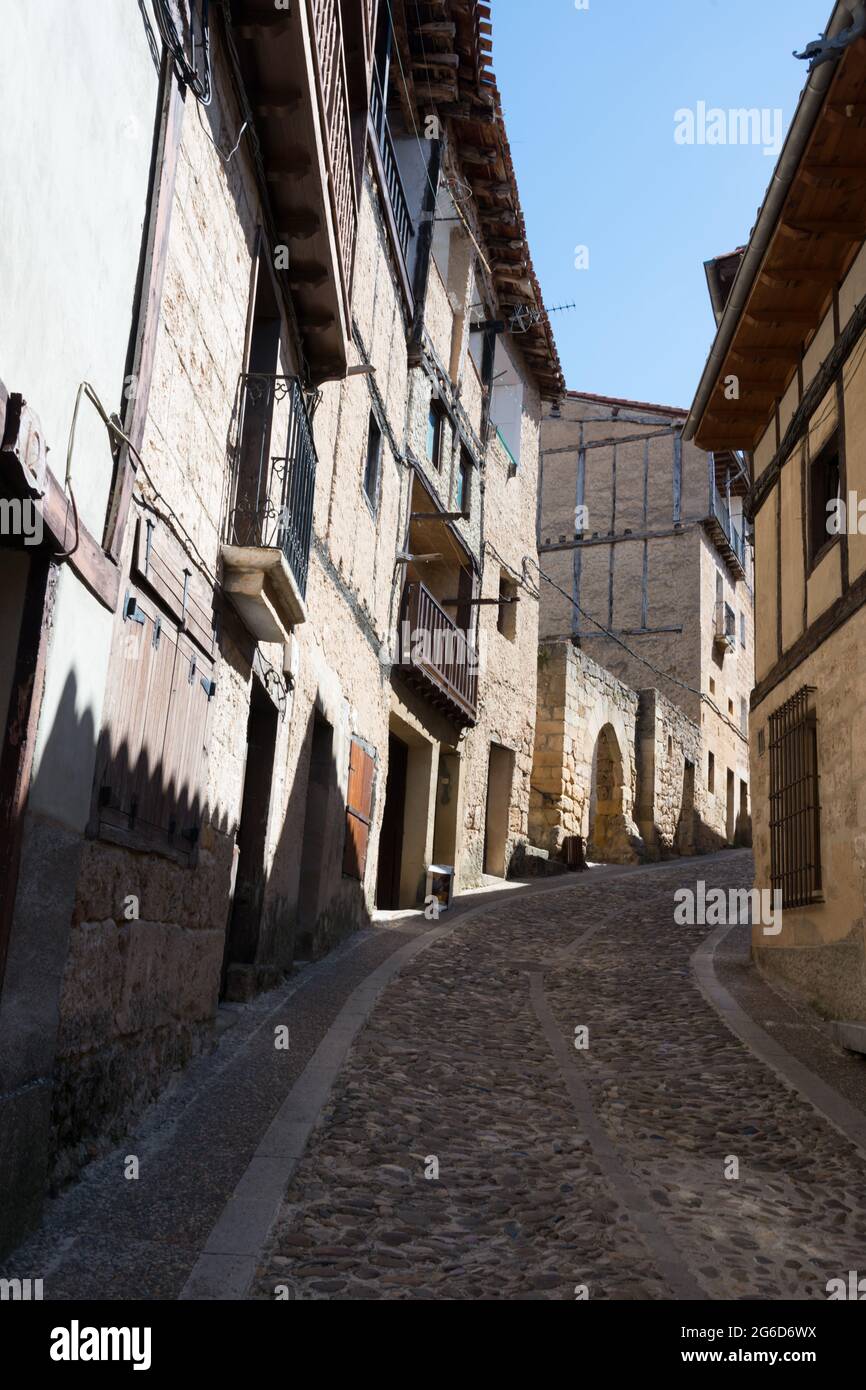 Vista della vecchia strada con architettura tradizionale e nessun popolo a Frias, Merindades, Burgos, Spagna, Europa. Foto Stock