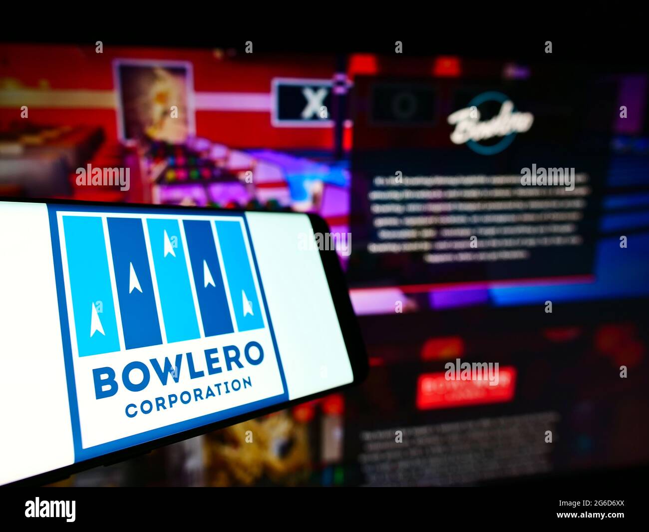 Smartphone con logo della società americana Bowlero Corporation di bowling sullo schermo di fronte al sito Web aziendale. Mettere a fuoco al centro-sinistra del display del telefono. Foto Stock Smartphone con logo della società americana Bowlero Corporation di bowling sullo schermo di fronte al sito Web aziendale. Mettere a fuoco al centro-sinistra del display del telefono. Foto Stock