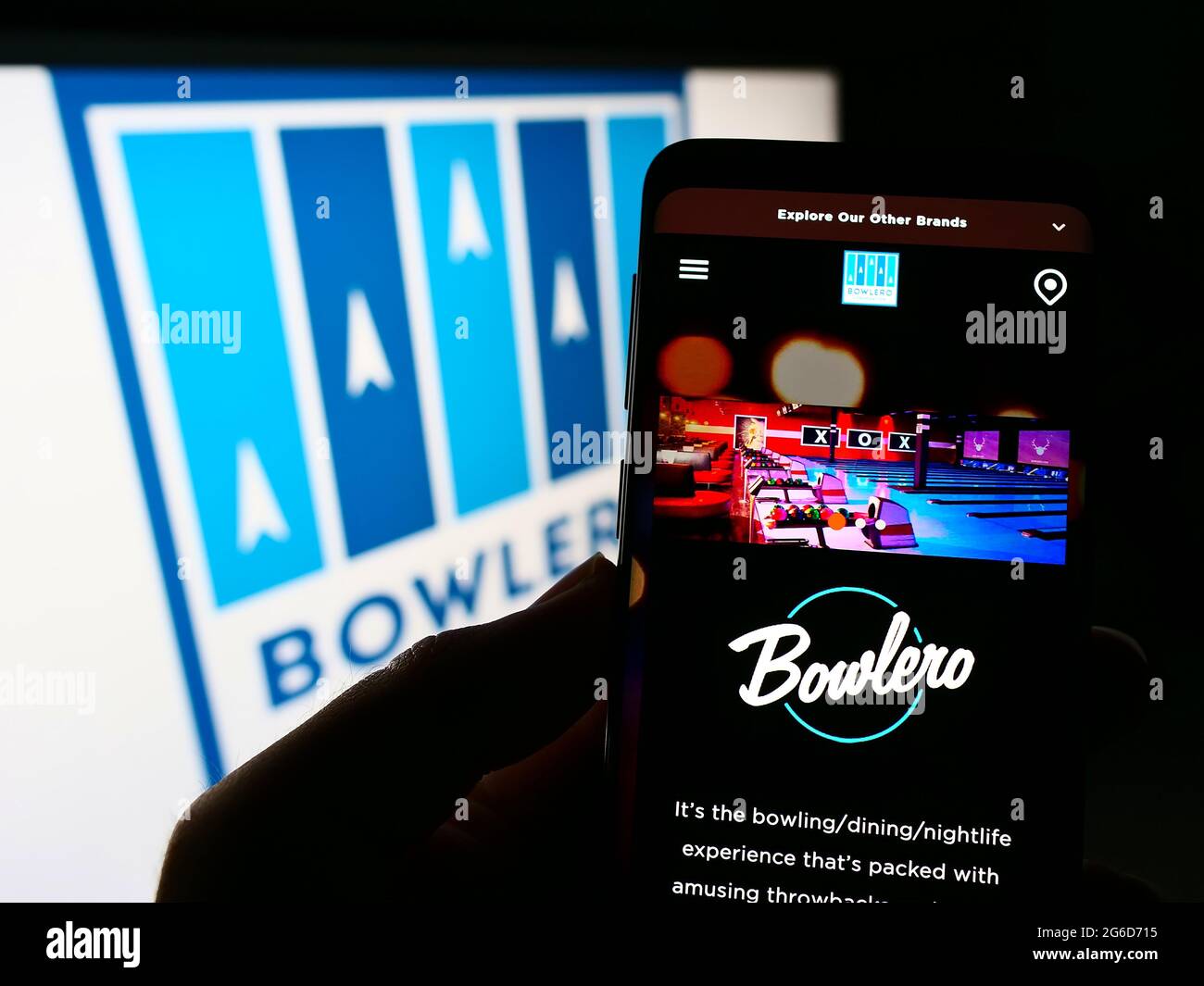 Persona che tiene il cellulare con la pagina web della società americana Bowlero Corporation centro bowling su schermo davanti al logo. Mettere a fuoco il centro del display del telefono. Foto Stock Persona che tiene il cellulare con la pagina web della società americana Bowlero Corporation centro bowling su schermo davanti al logo. Mettere a fuoco il centro del display del telefono. Foto Stock