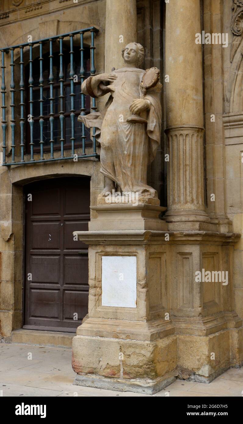 Statua all'ingresso dell'edificio del municipio nel centro storico di Pamplona Navarra Spagna targa 444,57 metri sul livello del mare Foto Stock