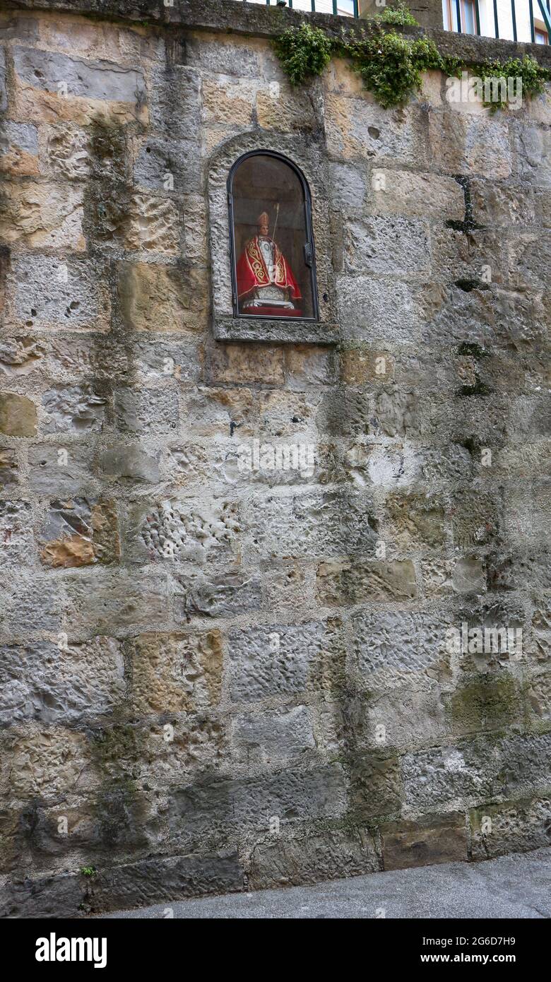 Figurine di San Fermin in un alcova protetto con una porta di vetro all'inizio del pamplona bull eseguire Navarra Spagna Foto Stock