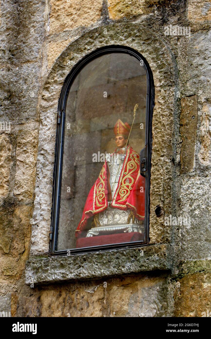 Primo piano della figurina di San Fermin in un alcova protetto con una porta di vetro all'inizio del pamplona bull corsa Navarra Spagna Foto Stock