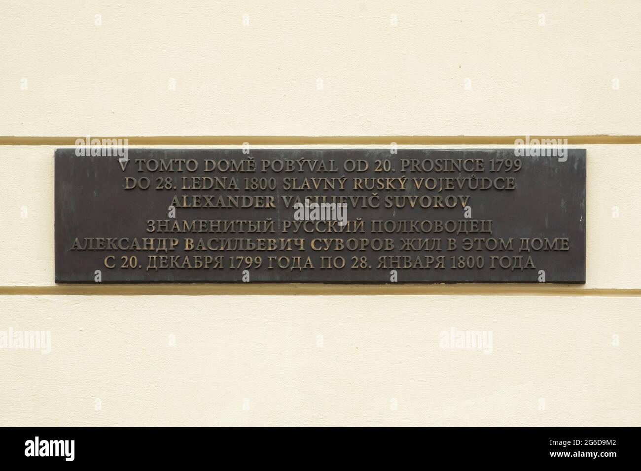 Lapide commemorativa dedicata al comandante militare russo Alexander Suvorov ha collocato nella casa dove ha soggiornato dal dicembre 1799 al gennaio 1800 in Avenida Národní a Nové Město (Città Nuova) a Praga, Repubblica Ceca. Testo in ceco e russo significa: Il famoso leader militare russo Alexander Vasilyevich Suvorov visse in questa casa dal 20 dicembre 1799 al 28 gennaio 1800. La targa disegnata dallo scultore ceco Pavel Filip è stata presentata il 30 settembre 2002. Foto Stock