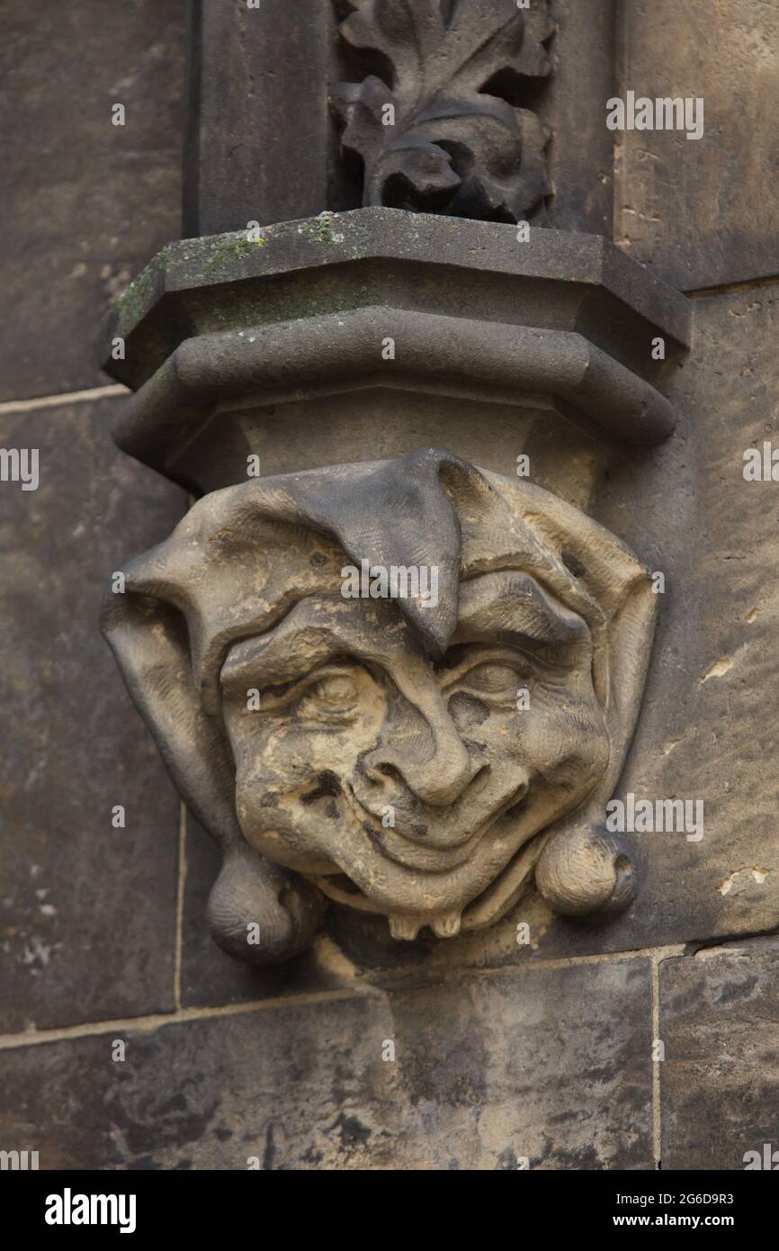 Jester raffigurato nel corbel dell'archivolto del portale nord della Basilica di San Pietro e San Paolo (Bazilika svatého Petra a Pavla) a Vyšehrad a Praga, Repubblica Ceca. Il portale progettato dall'architetto ceco František Mikš e dallo scultore ceco Štěpán Zálešák è stato creato tra il 1901 e il 1902. Foto Stock