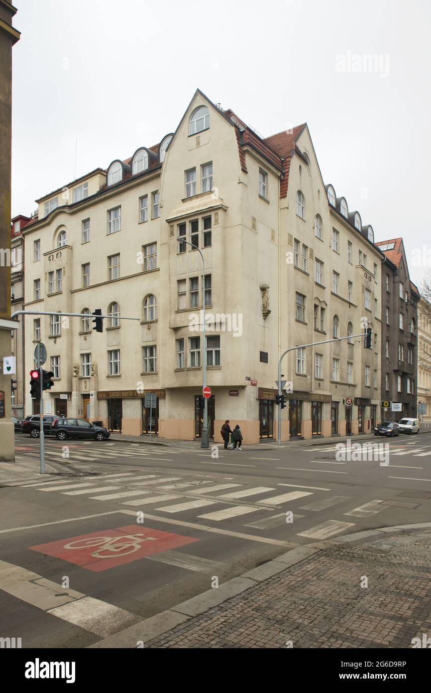 Casa modernista progettata probabilmente dall'architetto ceco Bohumil Waigant e costruita dal 1911 al 1912 in via Preslova nel quartiere Smíchov di Praga, Repubblica Ceca. Il fisico e inventore ucraino Ivan Pului visse in questa casa fino alla sua morte nel 1918. Foto Stock