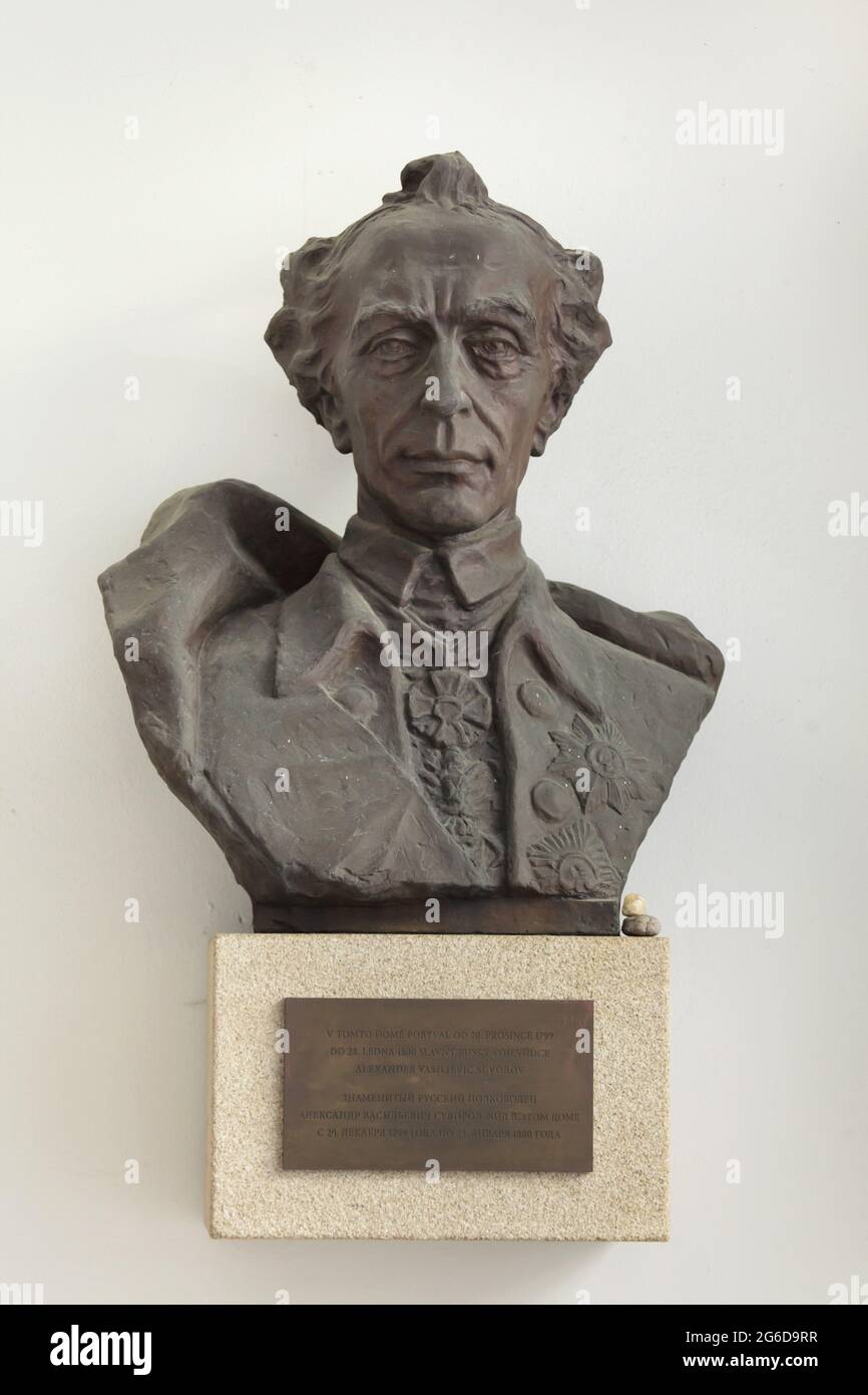 Busto di bronzo del comandante militare russo Alexander Suvorov ha messo nel cortile della casa dove ha soggiornato dal dicembre 1799 al gennaio 1800 in viale Národní a Nové Město (Città Nuova) a Praga, Repubblica Ceca. Testo in ceco e russo significa: Il famoso leader militare russo Alexander Vasilyevich Suvorov visse in questa casa dal 20 dicembre 1799 al 28 gennaio 1800. Il busto progettato dallo scultore ceco Lubomír Boček è stato svelato nel 1947 sulla facciata principale della casa e spostato nel cortile nel 2002. Foto Stock