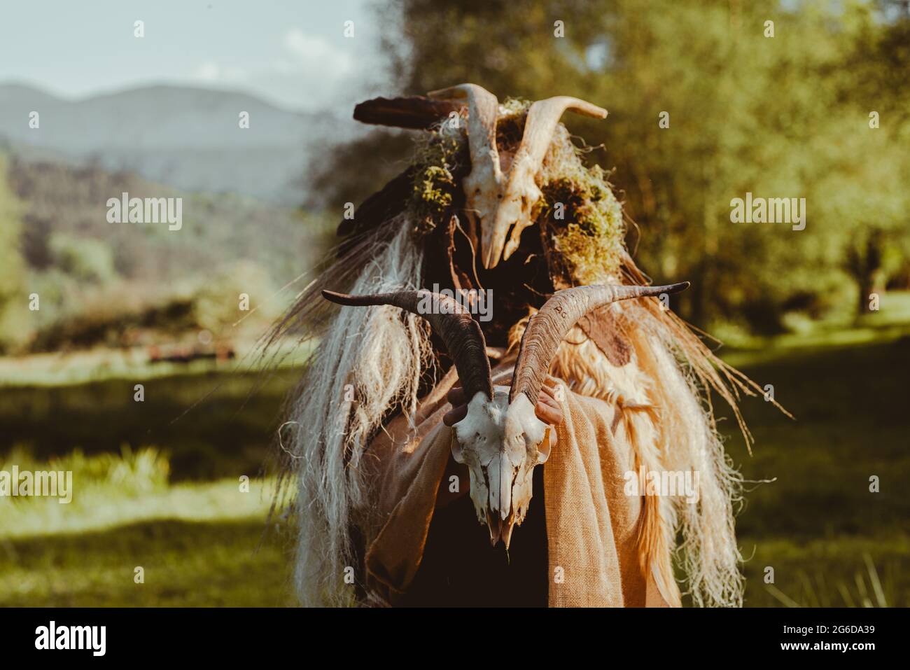 Sciamano invocando gli spiriti in una cerimonia in una foresta Foto Stock