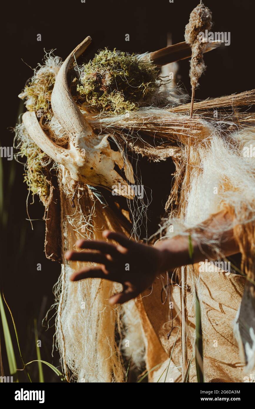 Sciamano invocando gli spiriti in una cerimonia in una foresta Foto Stock