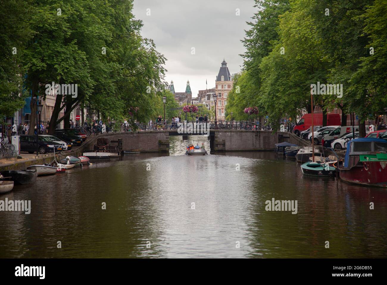 Amsterdam città con i suoi canali d'acqua Foto Stock