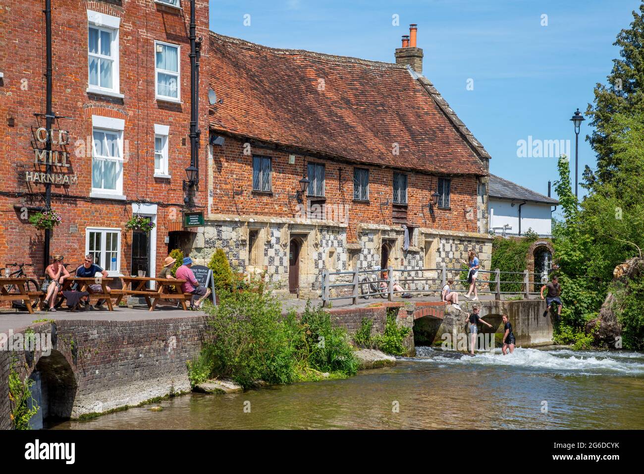 Old Mill Hotel sul fiume Avon a Harnham, Salisbury, Wiltshire, Inghilterra Foto Stock