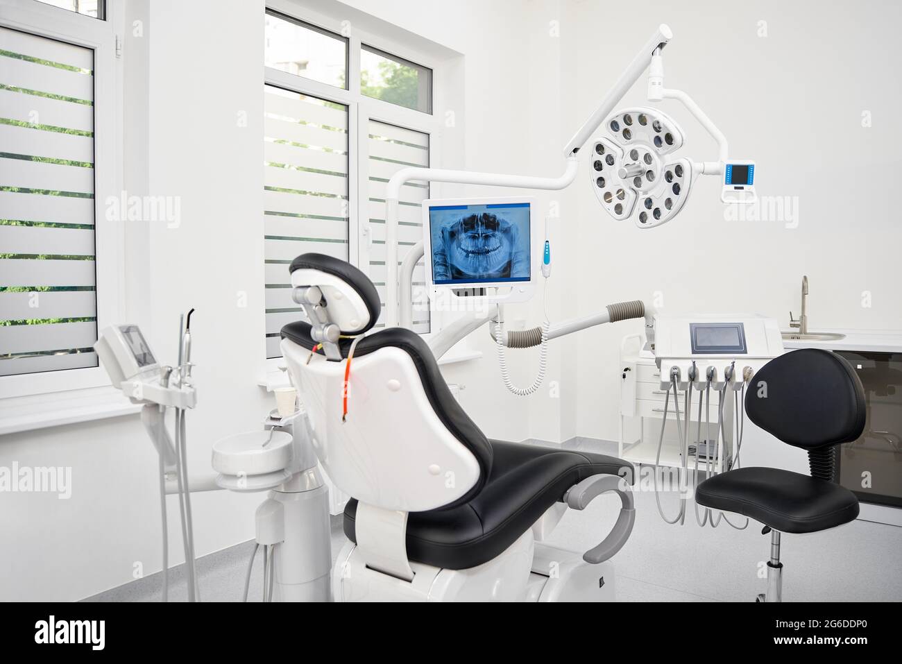 Interni per ufficio del dentista con sedia moderna e attrezzature speciali per  dentisti. L'interno della clinica di stomatologia Foto stock - Alamy
