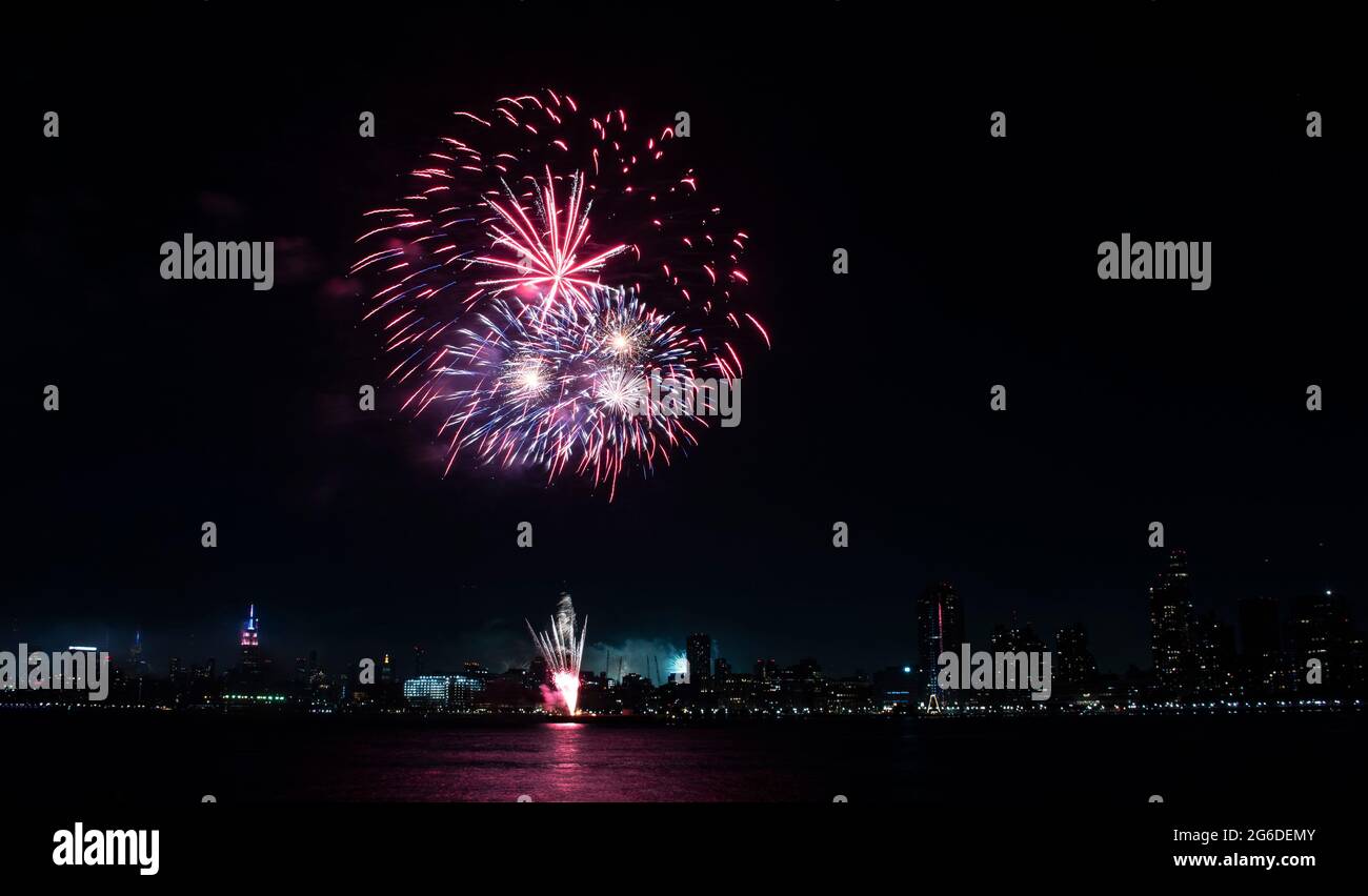 Fuochi d'artificio nella zona metropolitana di New York City Foto Stock