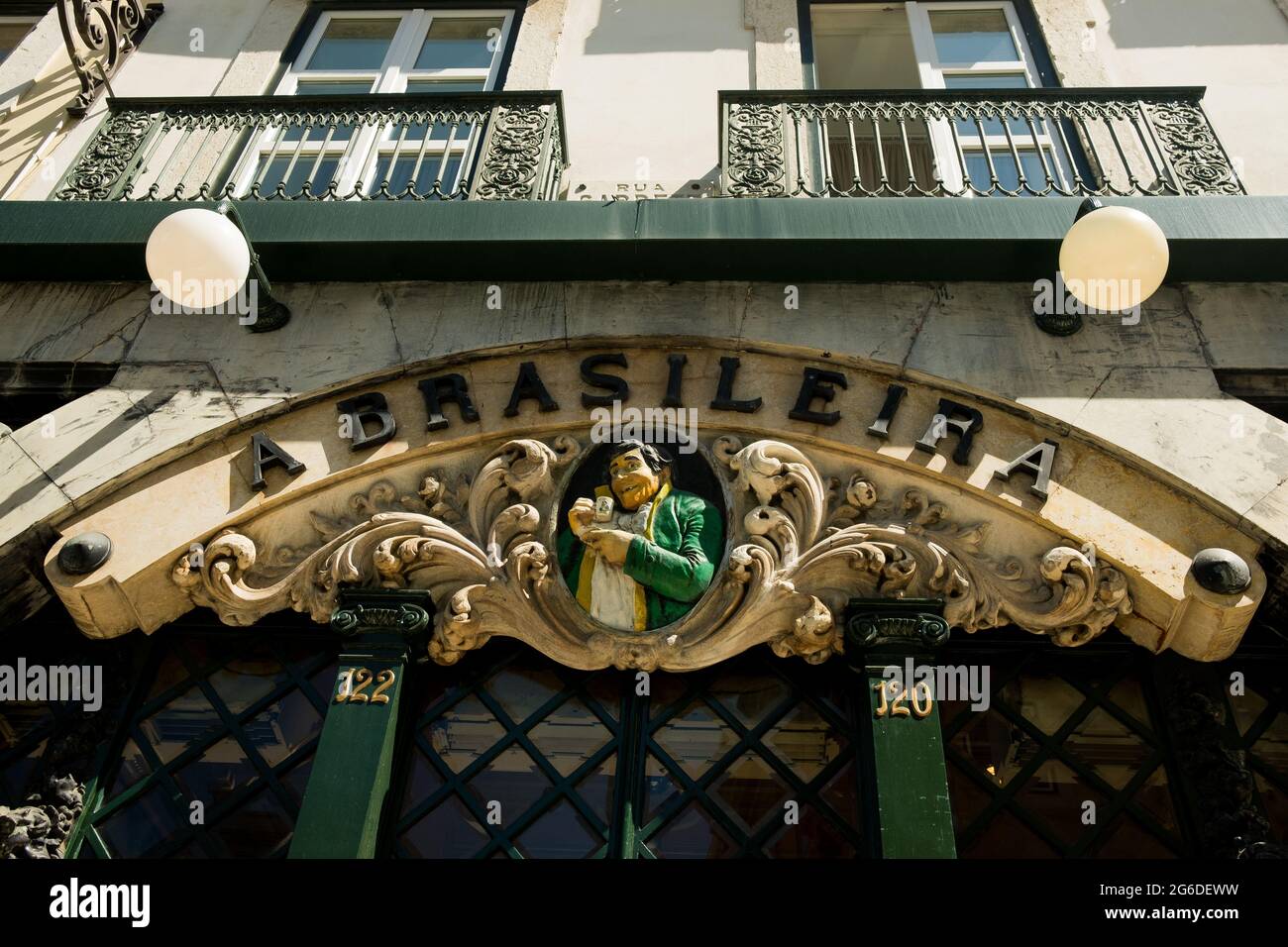 Primo piano del famoso punto di riferimento Cafè A Brasileira a Lisbona, Portogallo, il 25-06-2021. Inaugurato nel 1905, è stato il punto di incontro degli intellettuali, arti Foto Stock
