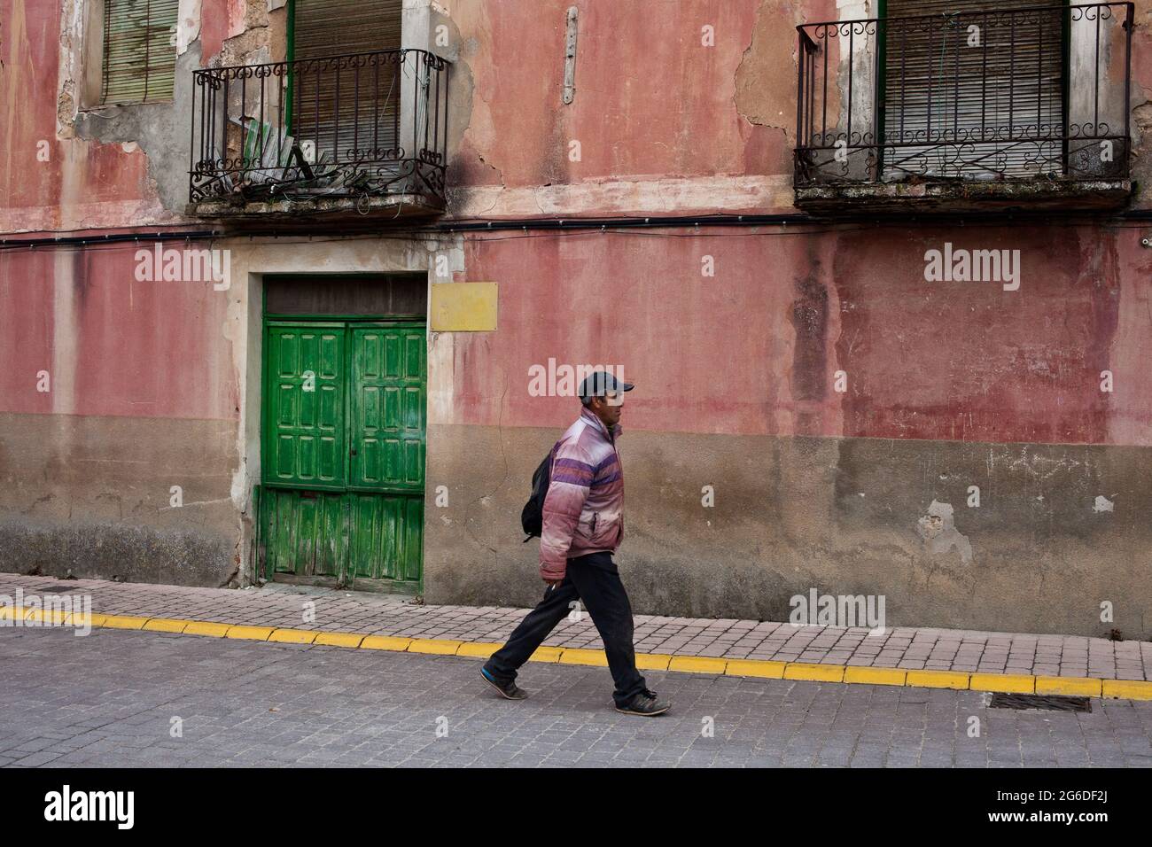 San Esteban de Gormaz, in provincia di Soria. Un immigrato rumeno che cammina per strada. Castilla y Leon, Spagna. Foto Stock