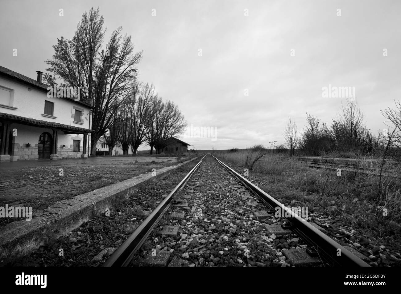 La stazione ferroviaria abbandonata di campo de San Pedro, in provincia di Segovia. Castilla y León, Spagna. Foto Stock