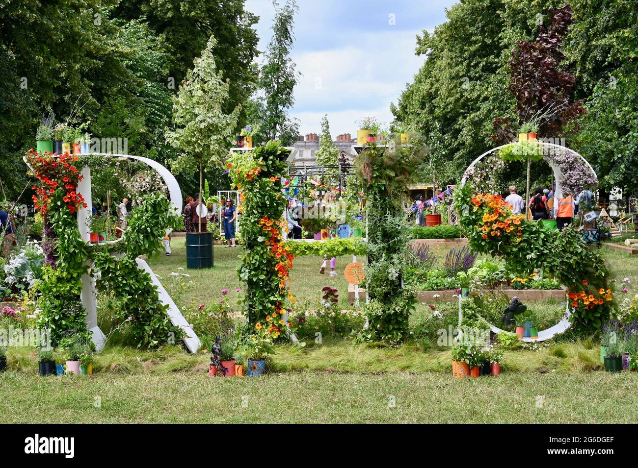 East Molesey, Surrey, Regno Unito. 05th luglio 2021. RHS Floral Sign in the RHS Allottment area designed by Hazel Gardener. Quest'anno le lettere avranno un tema commestibile dopo che molte persone hanno portato a coltivare la propria frutta e verdura e saranno vestiti con erbe trainate, fragole alpine e fiori commestibili. Anteprima Stampa, RHS Hampton Court Palace Garden Festival, Hampton Court, Surrey Credit: michael melia/Alamy Live News Foto Stock