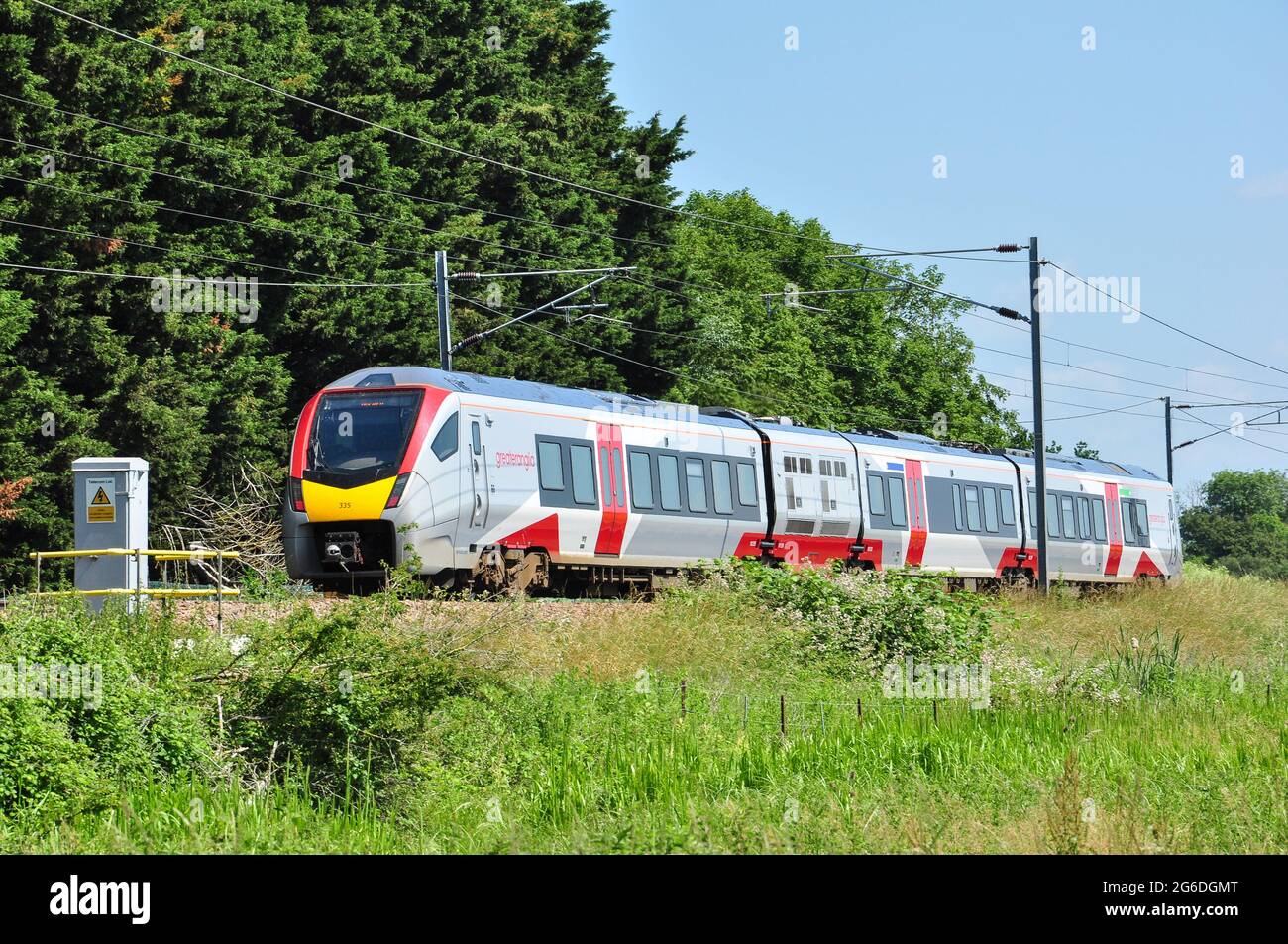 Classe 755 treno a più unità bi-mode a nord di Ely, Cambridgeshire, Inghilterra, Regno Unito Foto Stock