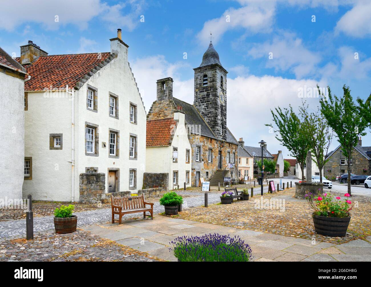 Vista verso Culross Town House nel villaggio scozzese di Culross, Fife, Scozia, Regno Unito Foto Stock
