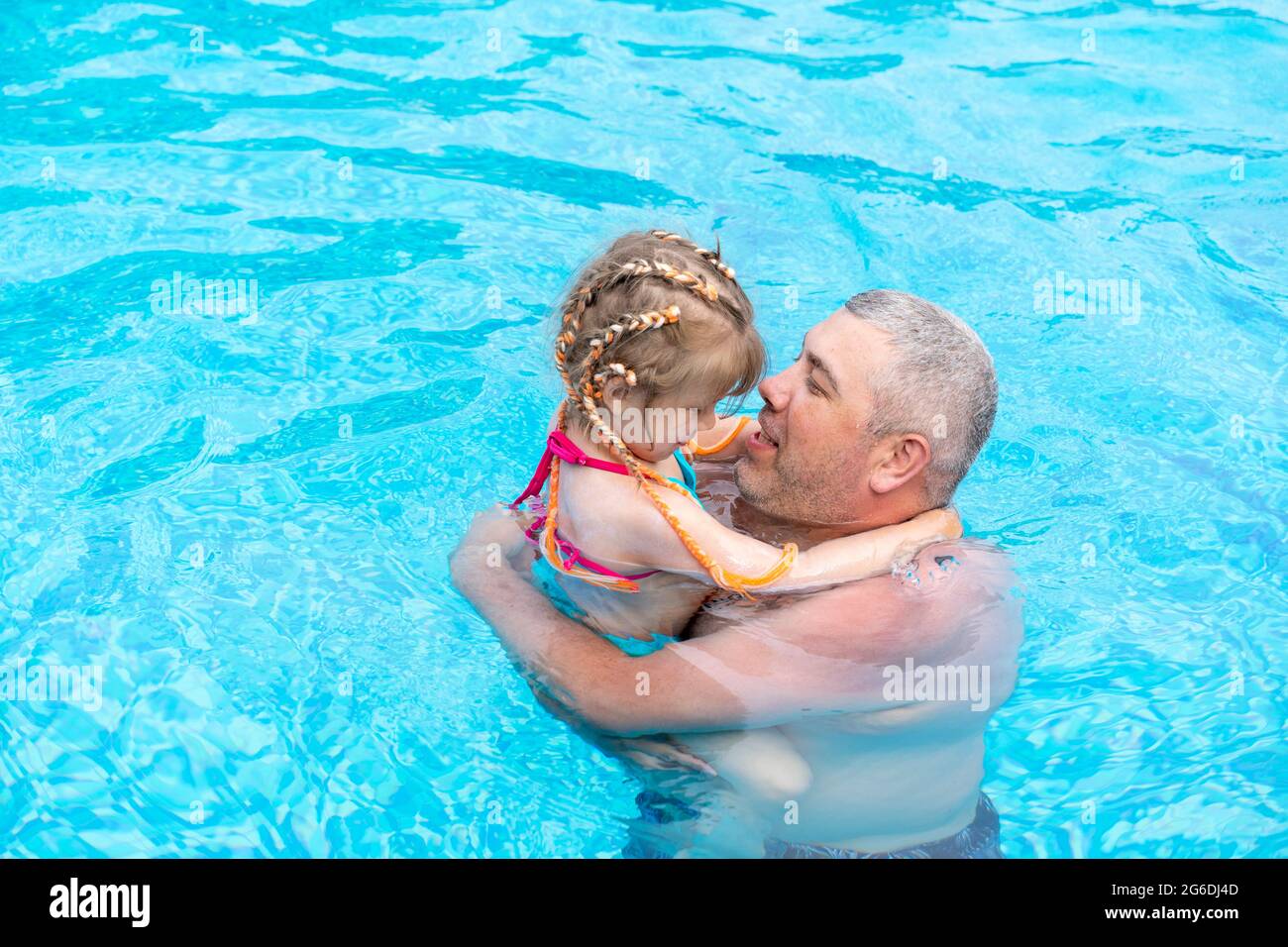 papà e little dod trascorrono il fine settimana in piscina Foto Stock