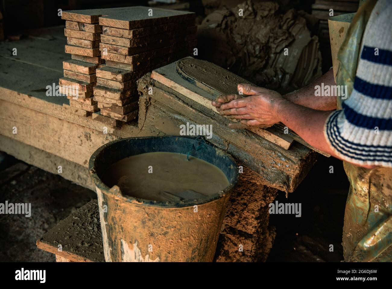 Craftswoman di piastrelle di tetto di argilla che lavora Foto Stock
