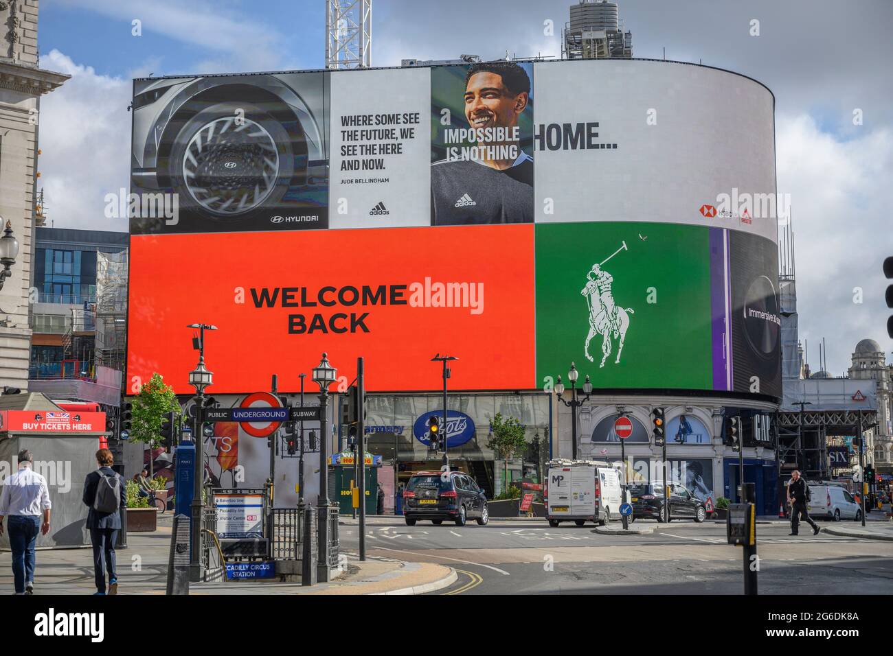Piccadilly Circus, Londra, Regno Unito. 5 luglio 2021. Benvenuti Indietro annuncio sul display elettronico Piccadilly Circus. Credit: Malcolm Park/Alamy Live News Foto Stock