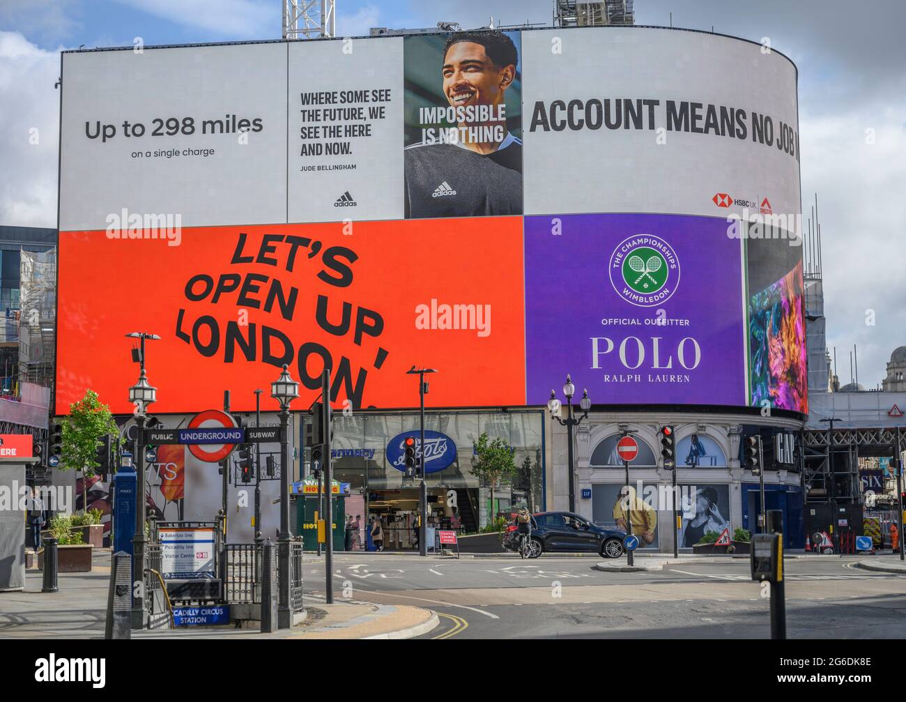 Piccadilly Circus, Londra, Regno Unito. 5 luglio 2021. Lets Open Up London sul display elettronico Piccadilly Circus. Credit: Malcolm Park/Alamy Live News Foto Stock