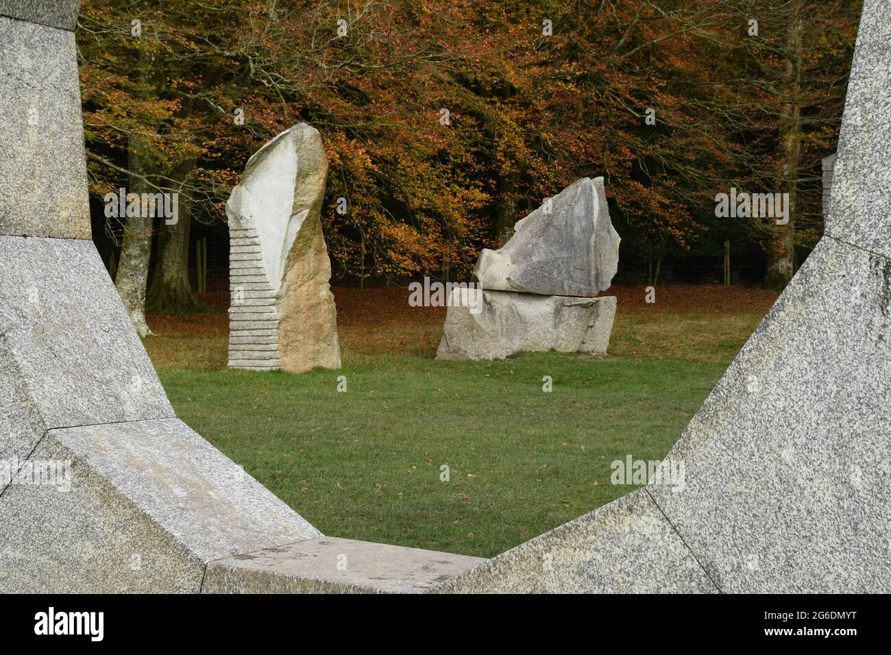 Stones in piedi in autunno a Heavens gate, che domina Longleat House, Longleat, Wiltshire, UK Foto Stock