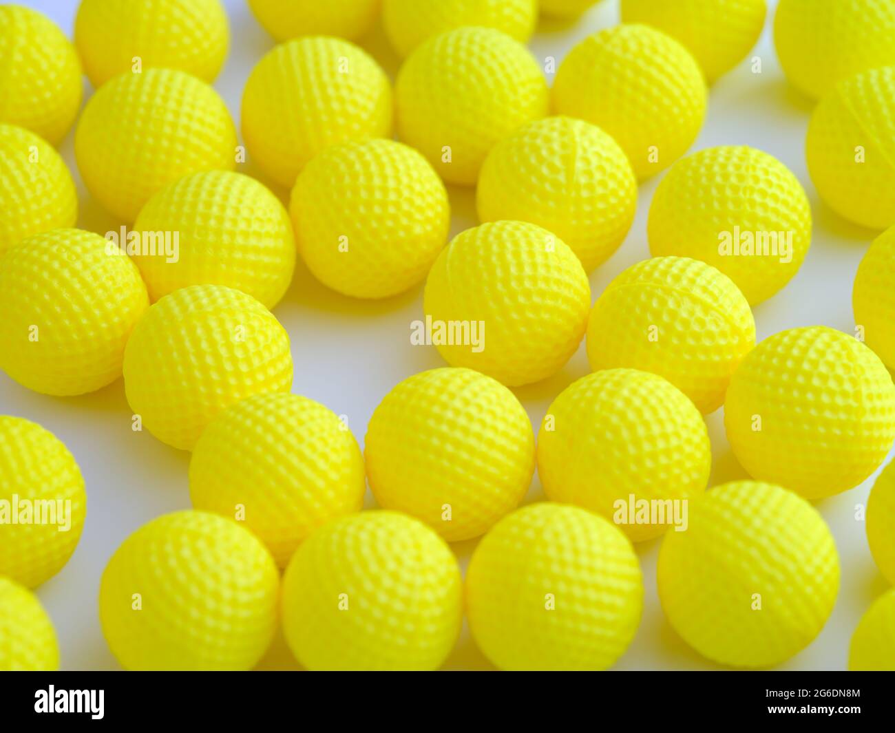 Un sacco di palline gialle su sfondo bianco Foto stock - Alamy