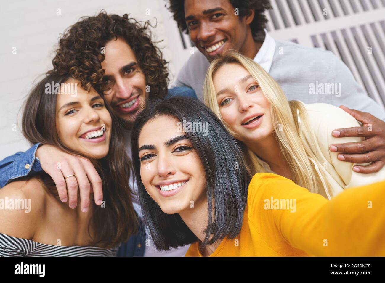 Gruppo multietnico di amici che prendono un selfie insieme mentre si divertono all'aria aperta. Foto Stock