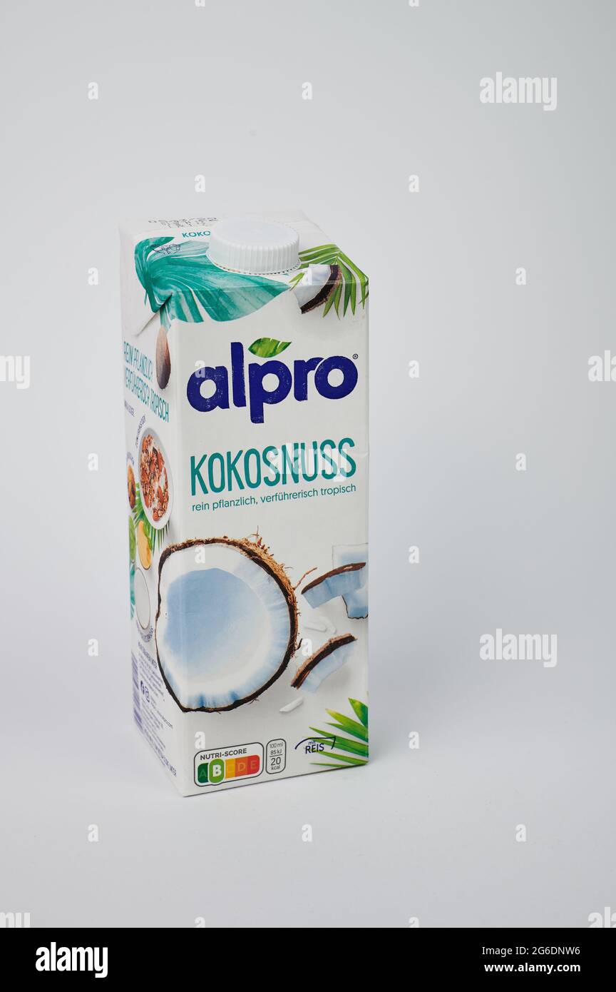 confezione di una bevanda vegana al latte di cocco su sfondo bianco Foto Stock