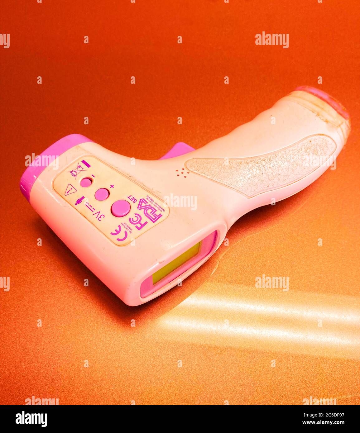 Un termometro digitale a infrarossi portatile a basso costo su un negozio di Città del Capo, Sud Africa. Rifiuti elettronici e-Waste pandemic Covid-19. Foto Stock