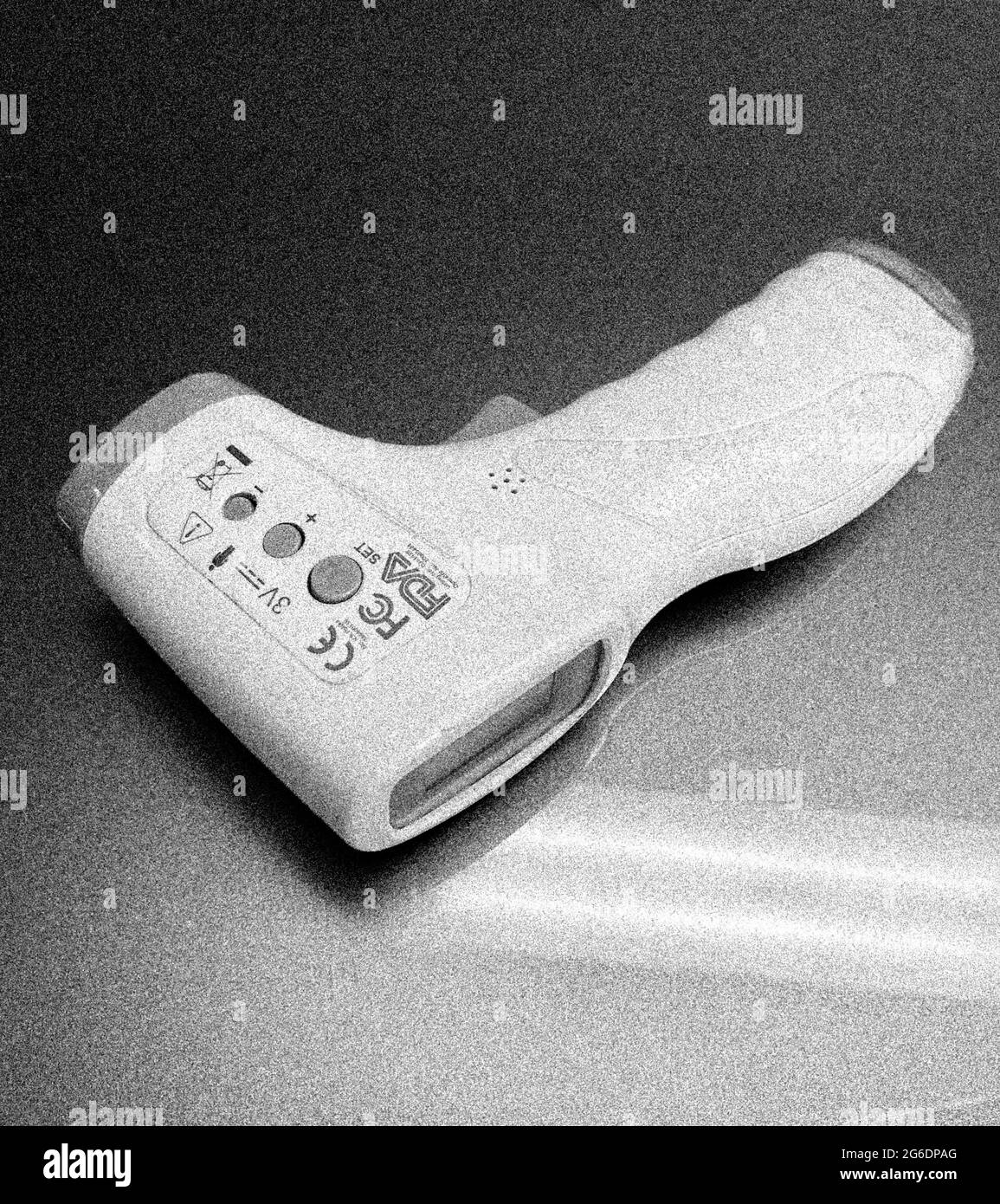 Un termometro digitale a infrarossi portatile a basso costo su un negozio di Città del Capo, Sud Africa. Rifiuti elettronici e-Waste pandemic Covid-19. Foto Stock