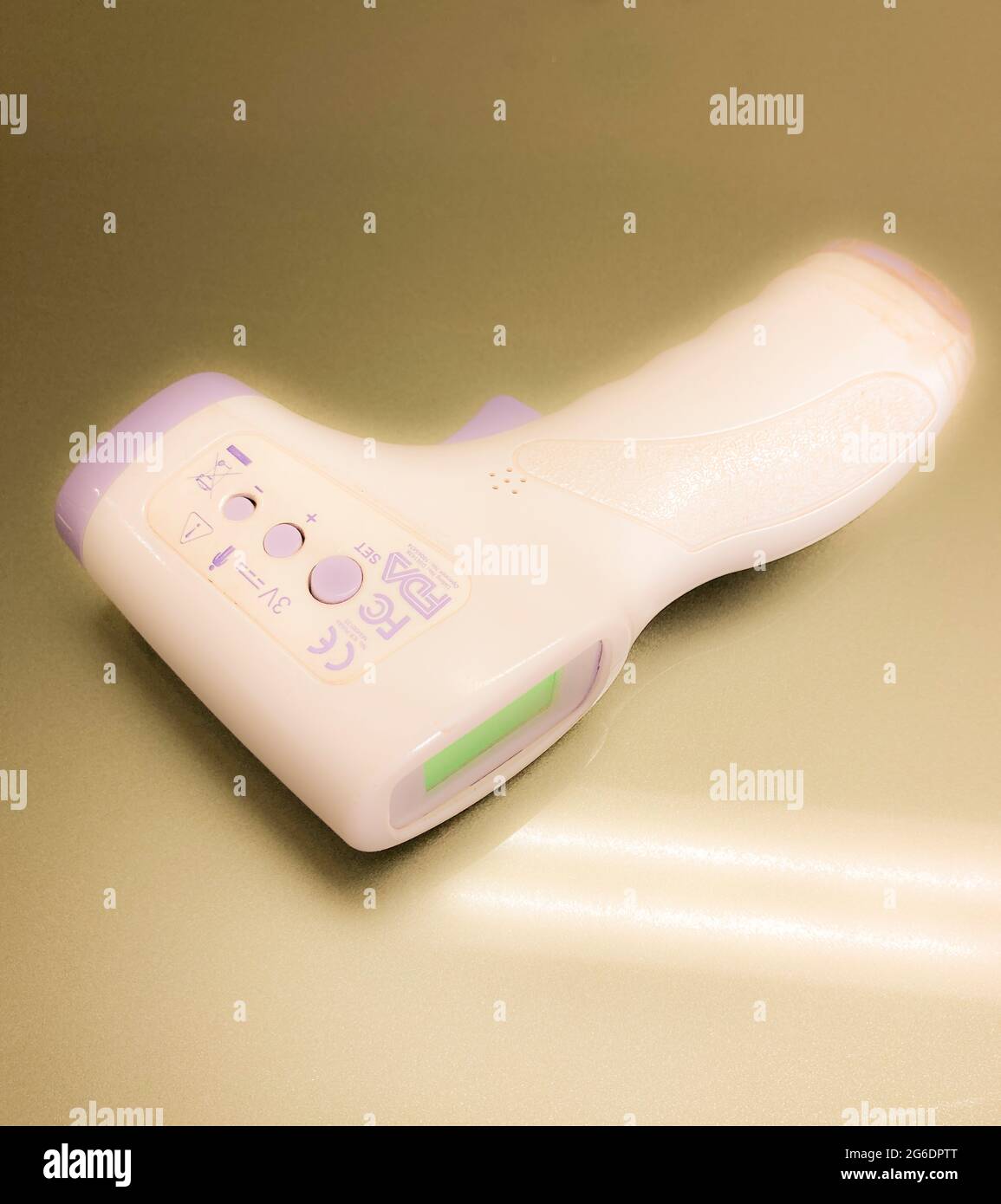 Un termometro digitale a infrarossi portatile a basso costo su un negozio di Città del Capo, Sud Africa. Rifiuti elettronici e-Waste pandemic Covid-19. Foto Stock