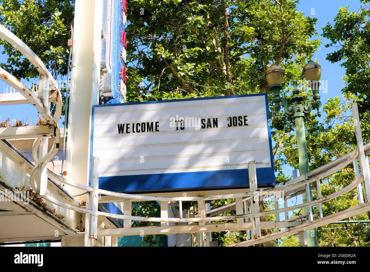 Benvenuti a San Jose in lettere a blocchi sul libero e dal 2016 permanentemente chiuso Camera 12 Cinema edificio nel centro di San Jose, California Foto Stock